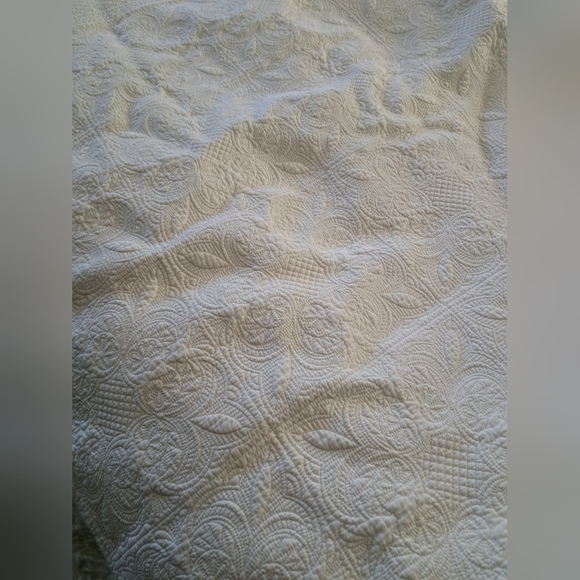Luxurious Cream Textured Quilt - Picture 1 of 4